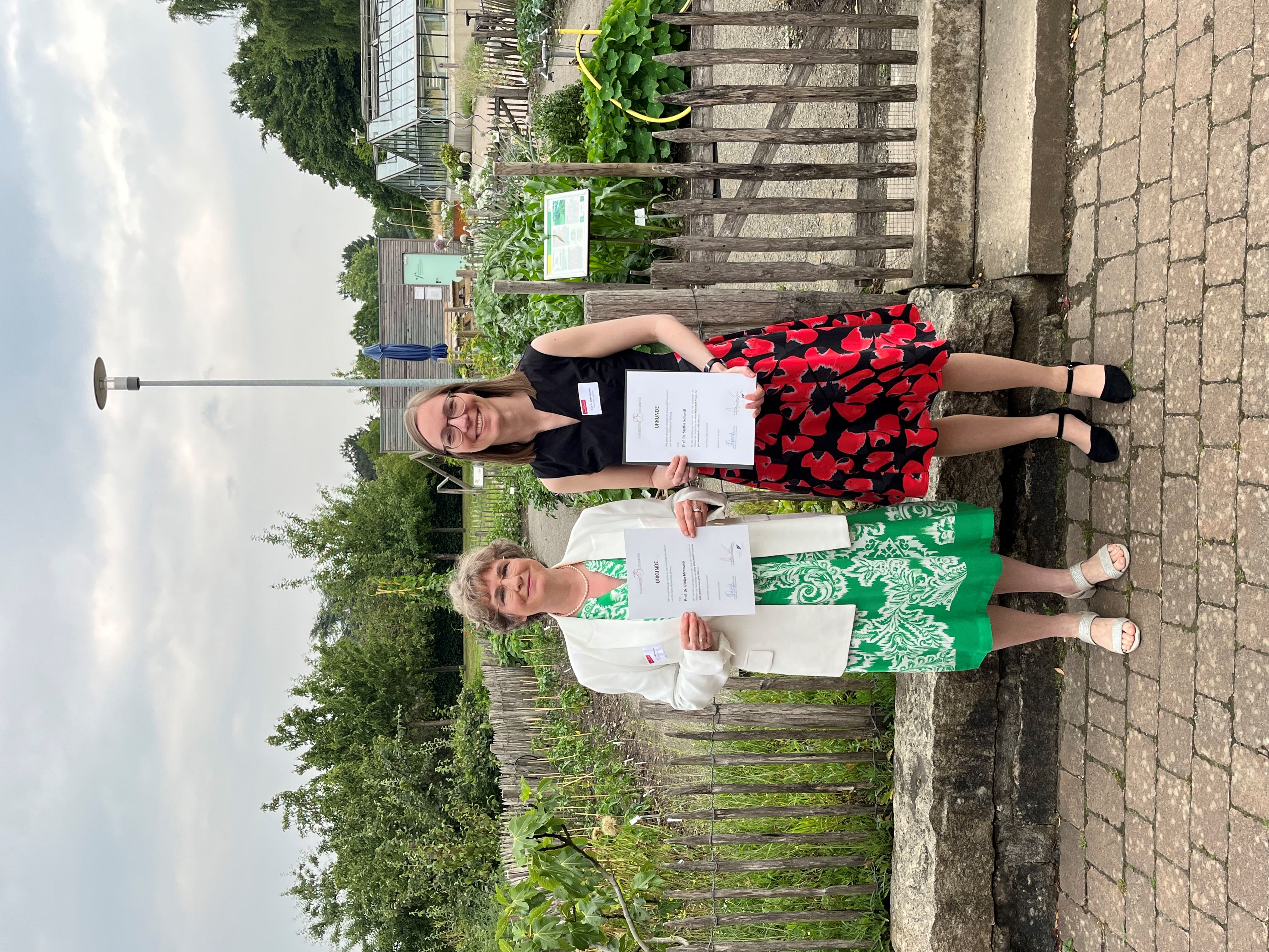 Prof. Dr. Ulrike Mittmann (links im Bild) und Prof. Dr. Steffie Schmidt (rechts im Bild) stehen im Botanischen Garten der Uni Osnabrück bei der Preisverleihung zum Hans Mühlenhoff-Preis 2025 Prof. Dr. Ulrike Mittmann (links im Bild) und Prof. Dr. Steffie Schmidt (rechts im Bild) stehen im Botanischen Garten der Uni Osnabrück bei der Preisverleihung zum Hans Mühlenhoff-Preis 2025
