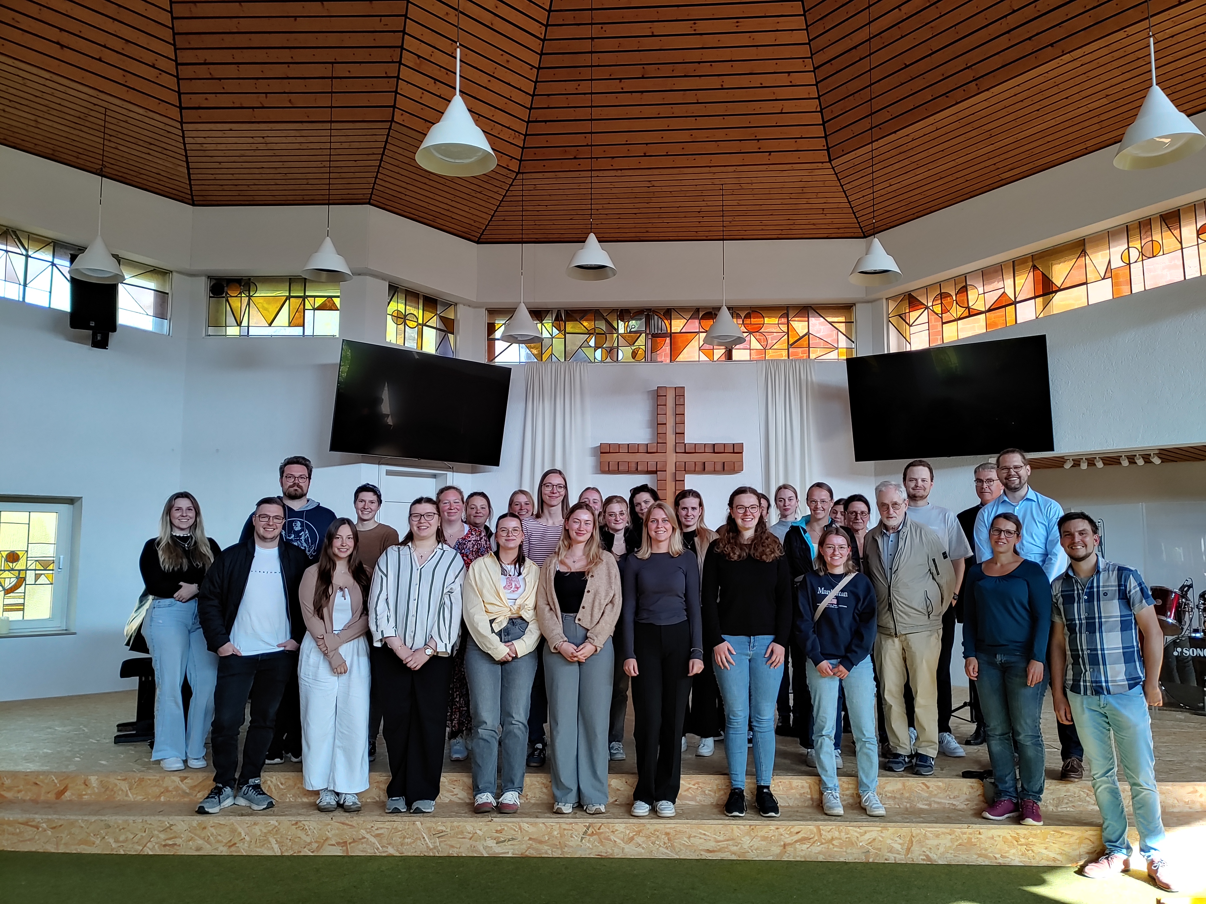 Die Teilnehmenden des Studientages 2025 stehen vor dem Altar in der Kirche der Baptistengemeinde Münster mit Pastorenpaar Enders!
 © Universität Osnabrück | Kathleen Burrey Die Teilnehmenden des Studientages 2025 stehen vor dem Altar in der Kirche der Baptistengemeinde Münster mit Pastorenpaar Enders!
 © Universität Osnabrück | Kathleen Burrey