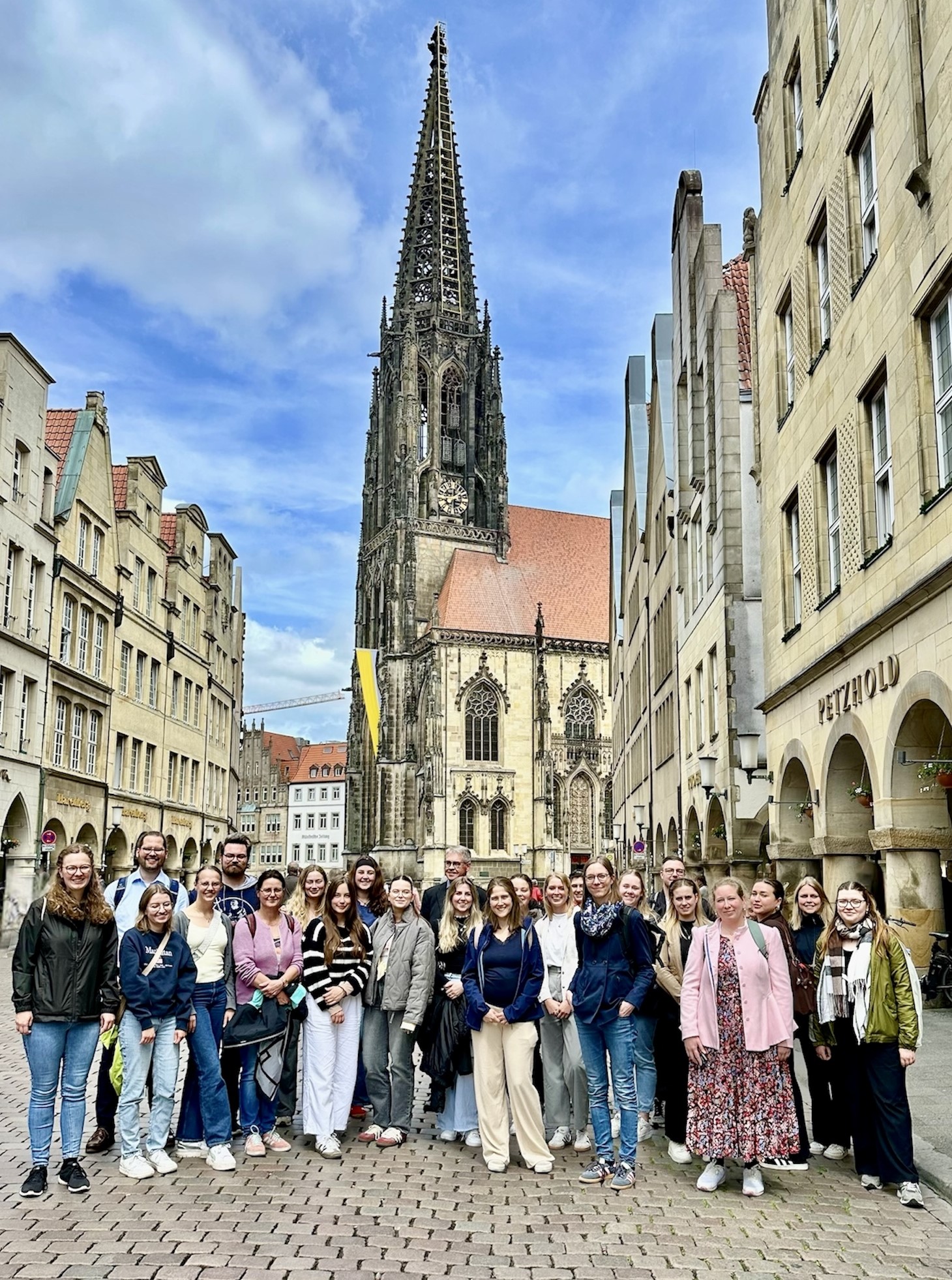 Die Teilnehmenden des Studientages 2025 stehen auf dem Prinzipalmarkt in Münster, im Hintergrund die Lambertikirche in Münster!
 © Universität Osnabrück | Luca Wijsbeek Die Teilnehmenden des Studientages 2025 stehen auf dem Prinzipalmarkt in Münster, im Hintergrund die Lambertikirche in Münster!
 © Universität Osnabrück | Luca Wijsbeek
